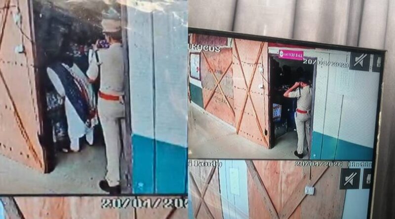 സ്ട്രാങ്ങ് റും രഹസ്യമായി തുറന്നെന്ന് സംശയം.