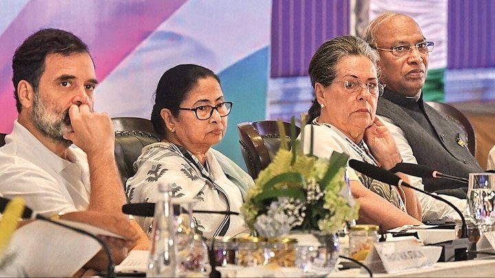 ഇന്ത്യ സഖ്യം വീണ്ടും സജീവമാക്കി ഗ്യാനേഷ് കുമാറിന്റെ രാജി പ്രക്ഷോഭം .